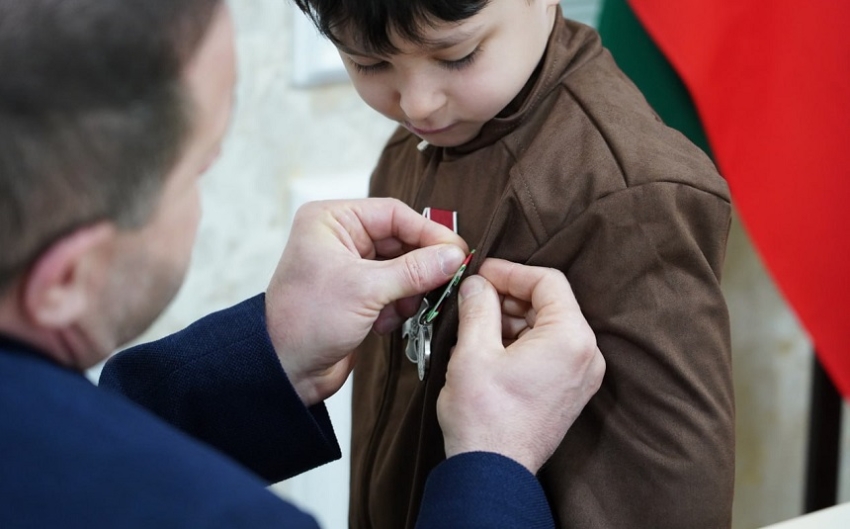 В Хасавюрте семье погибшего участника СВО Мустафы Товсултанова передали медаль Суворова