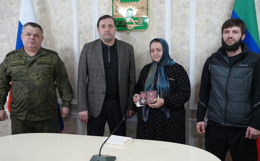 Глава Хасавюрта передал орден Мужества семье погибшего участника СВО Сулеймана Гамзатова