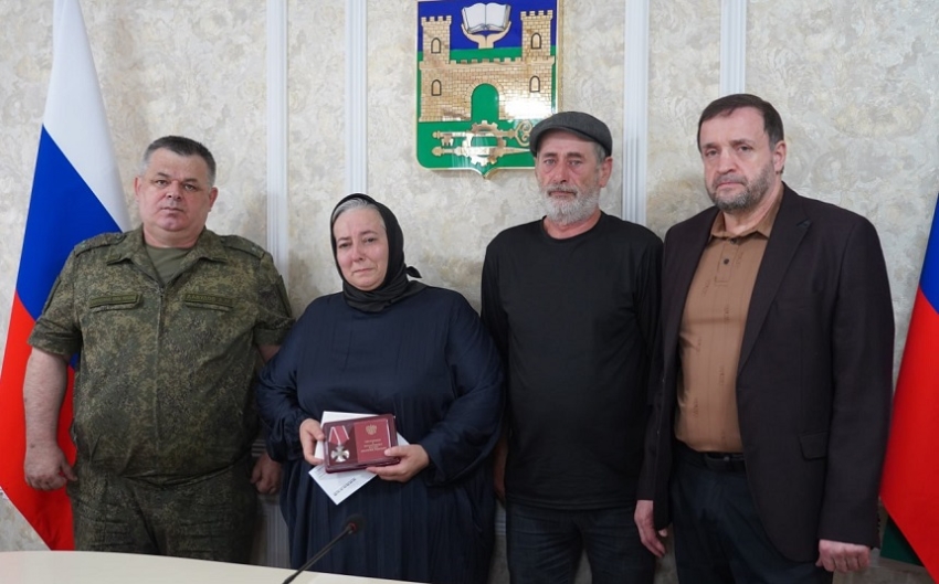 Глава Хасавюрта передал государственную награду семье Ханарслана Ибрагимова