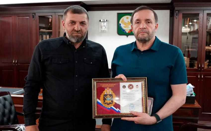 Корголи Корголиеву вручили благодарственное письмо и медаль за поддержку военнослужащих