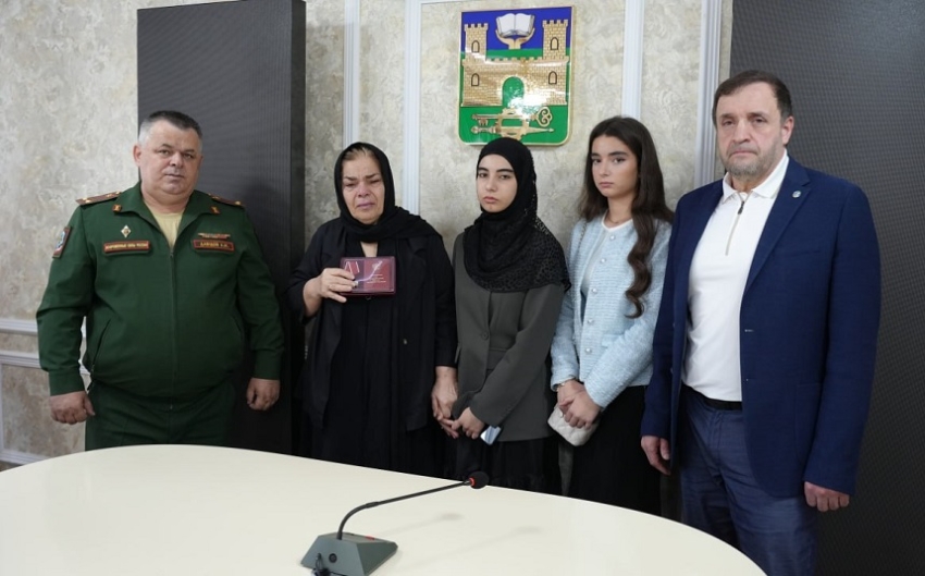 В Хасавюрте семье погибшего участника СВО Азамата Валиева передали орден Мужества