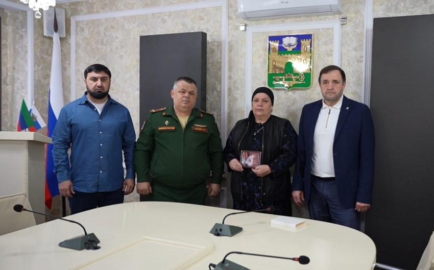 Корголи Корголиев передал семье погибшего участника СВО орден Мужества